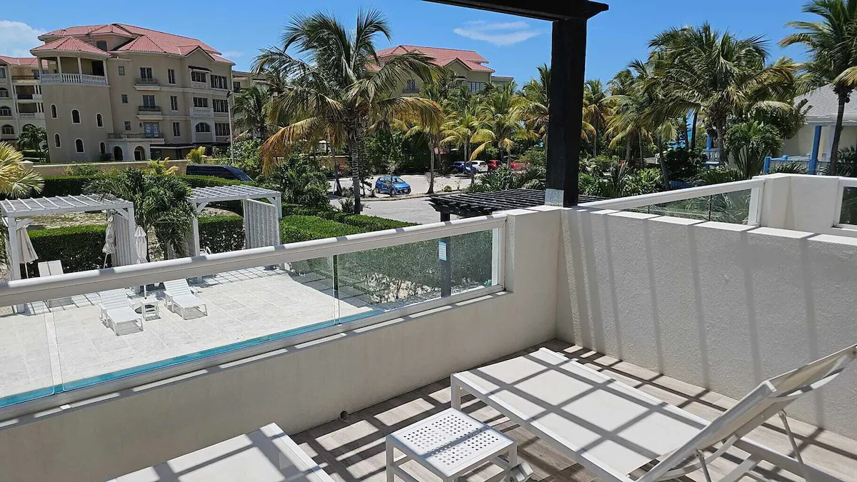 1 Bedroom Pool View Suite 4